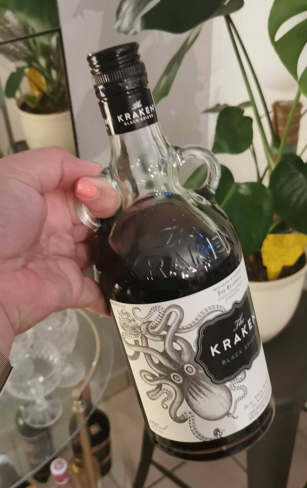 Rum im Test: eine Flasche Rum wird in der Hand gehalten.