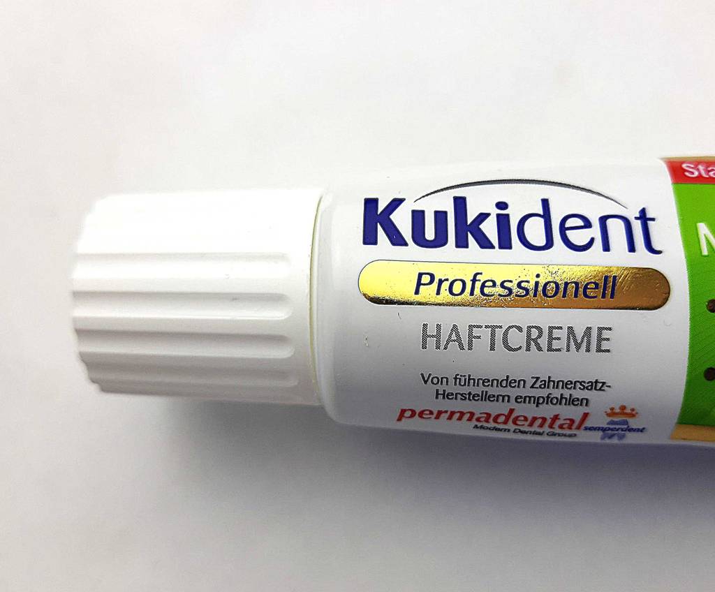 Detailansicht des Drehverschlusses einer Tube mit der getesteten Haftcreme von Kukident.