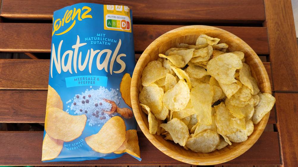 Chips Verpackung und Schüssel mit Chips.