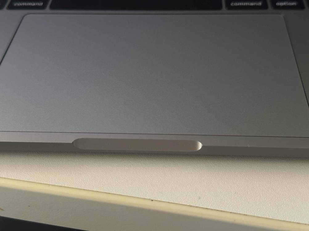 Mousepad eines getesteten Laptops für Bildbearbeitung und Musikproduktion im Blick.