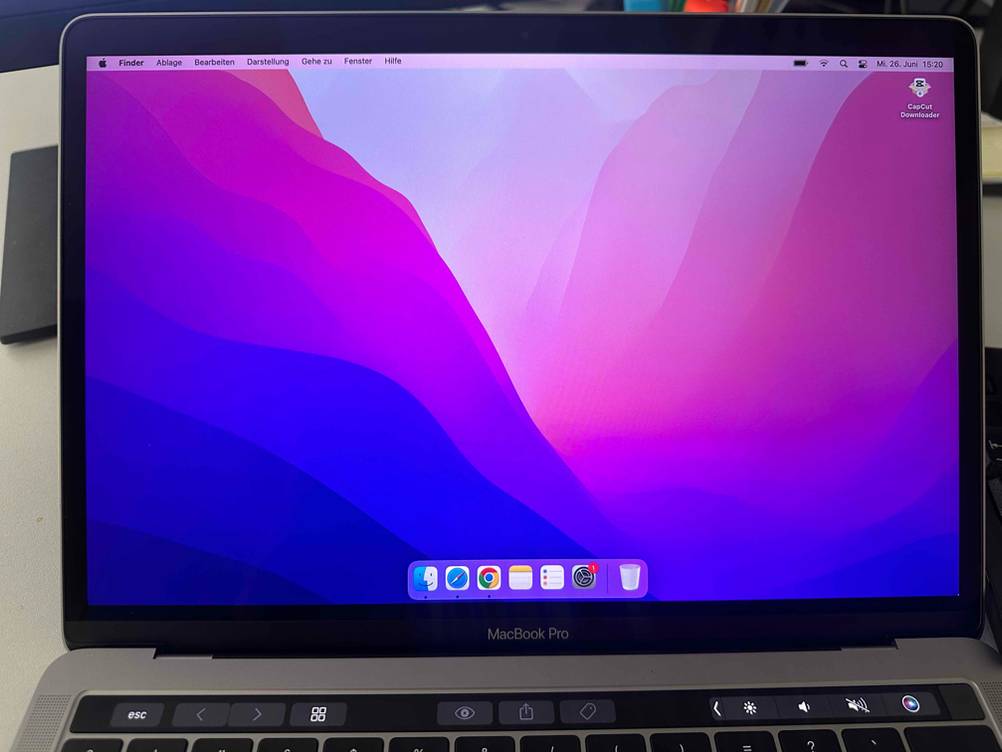 Eingeschalteter Display eines Laptops für Bildbearbeitung und Musikproduktion der getestet wurde.