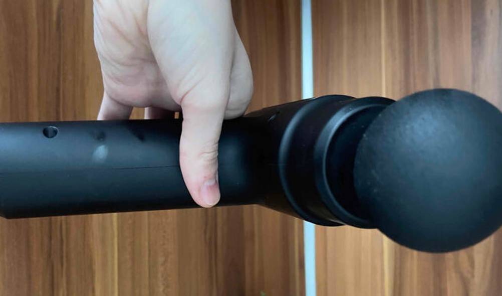 Detailansicht des kugelförmigen Massageaufsatzes der getesteten Mini-Massagepistole in Schwarz.