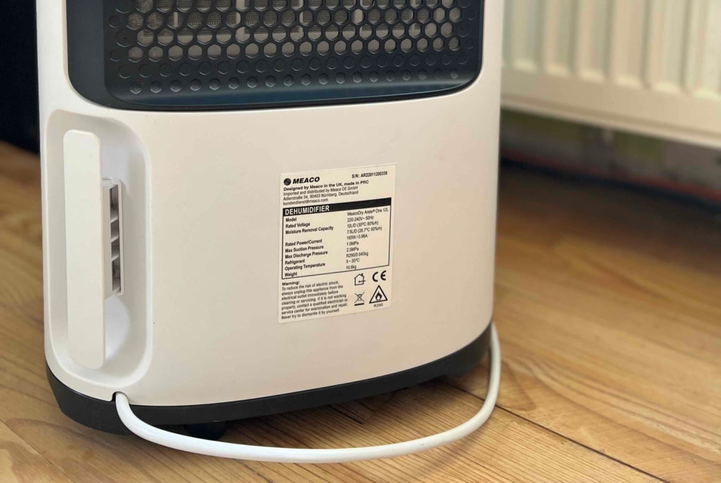 Die Rückseite eines weißen MEACO-Luftentfeuchters im Test.