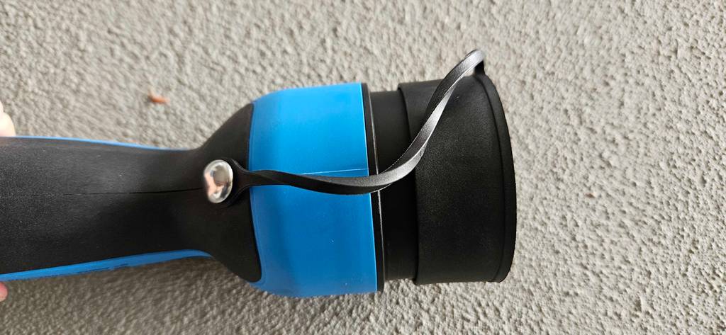 Detailaufnahme Stecker eines E-Auto-Ladekabel vor einer hellen Fläche.