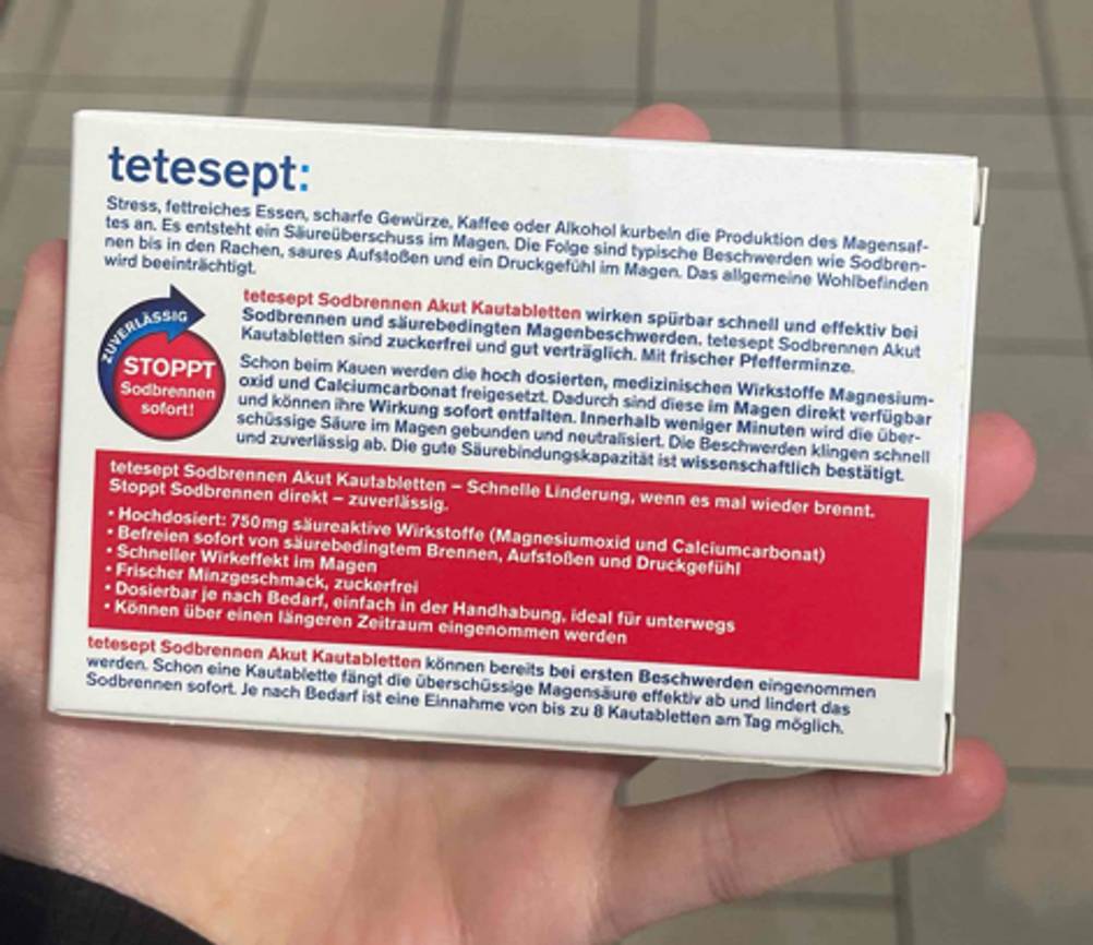 Rückseite der Verpackung, mit verschiedenen Informationen zum Produkt, worin sich das Mittel gegen Sodbrennen befindet.