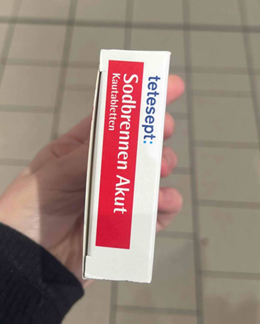 Mittel gegen Sodbrennen-Test: Oberseite der Verpackung, worauf die Markenaufschrift ersichtlich ist.