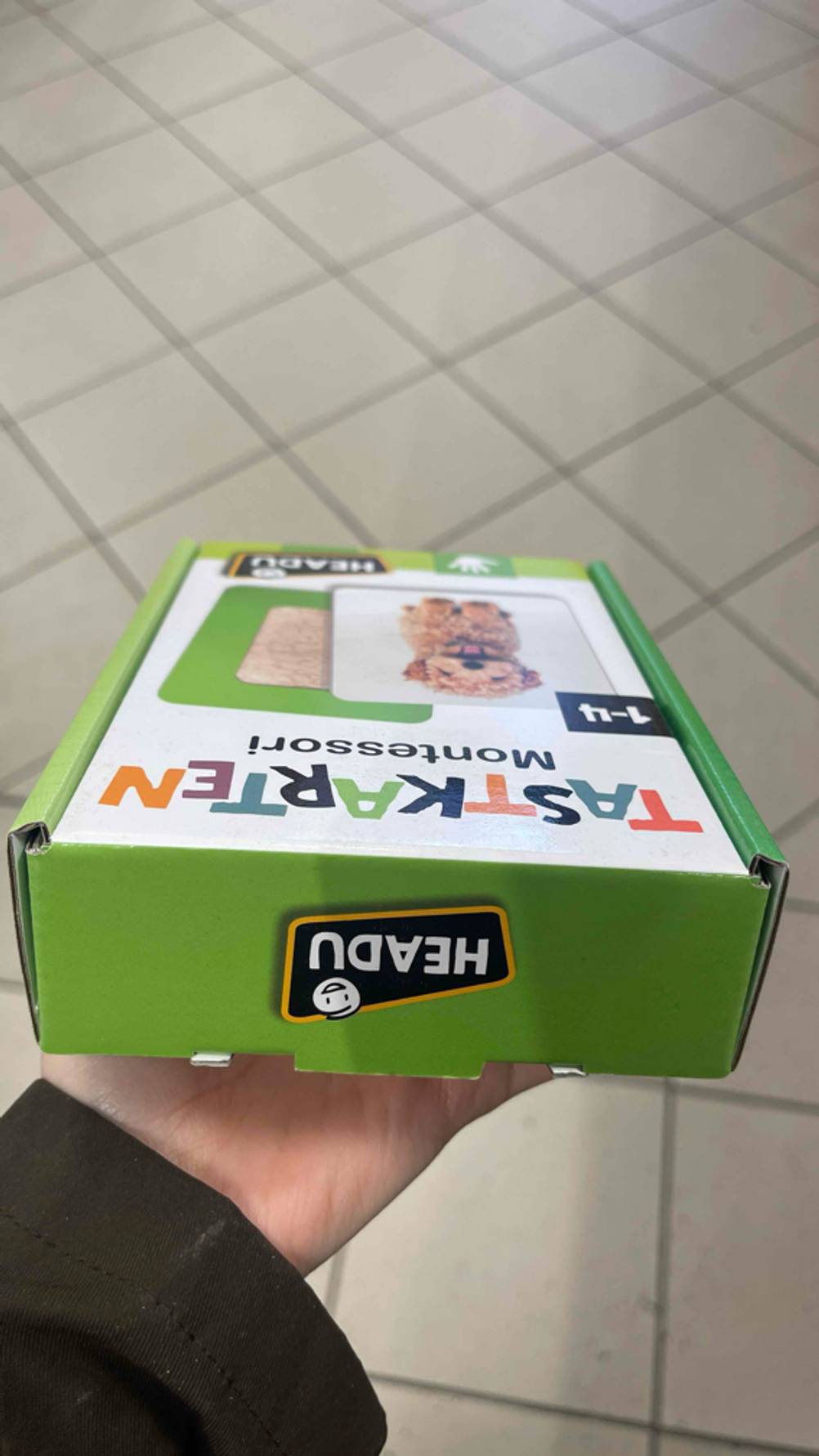Markenaufschrift auf der Verpackung des getesteten Montessori-Spielzeug im Fokus.