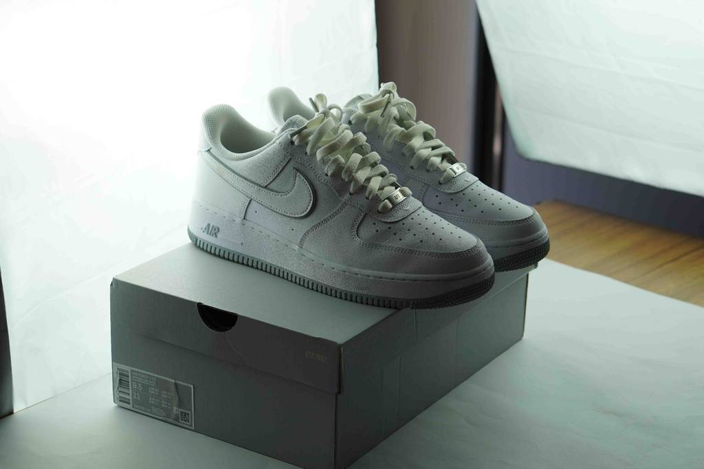 Sneaker-Unisex im Test: ein weißes Paar Sneaker auf einem Schuhkarton.