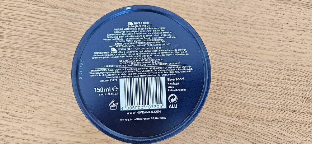 Gesichtscreme Herren getestet: Rückseite der Verpackung auf einer Holzoberfläche.