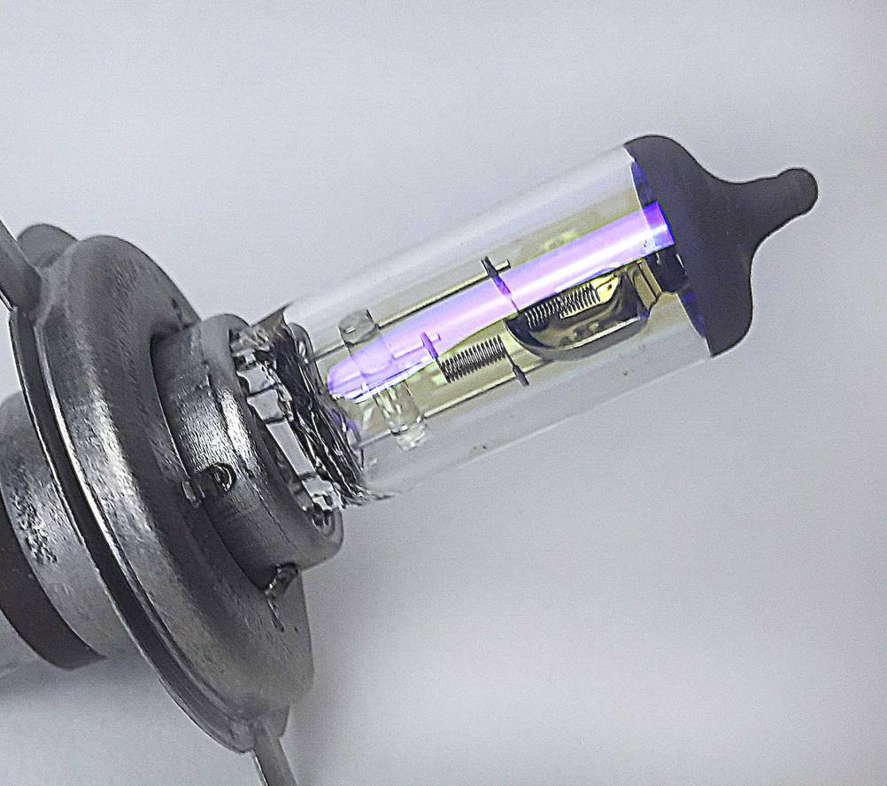 H4-Lampe-Test: Nahaufnahme des Leuchtmittels, welches sich vor einem weißen Hintergrund befindet.