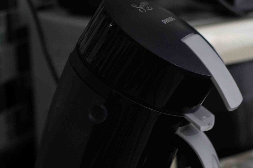 Im Test: Auf einer Arbeitsplatte steht eine Kaffeepadmaschine