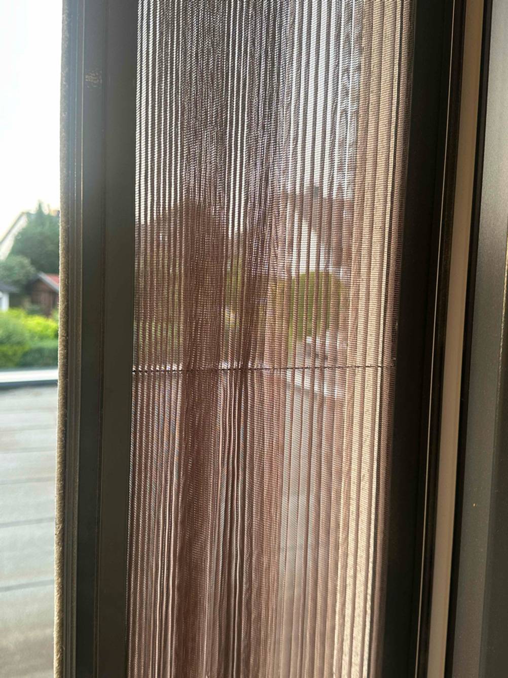 Nahaufnahme der getesteten Insektenschutzrollo im fast geschlossenen Zustand.