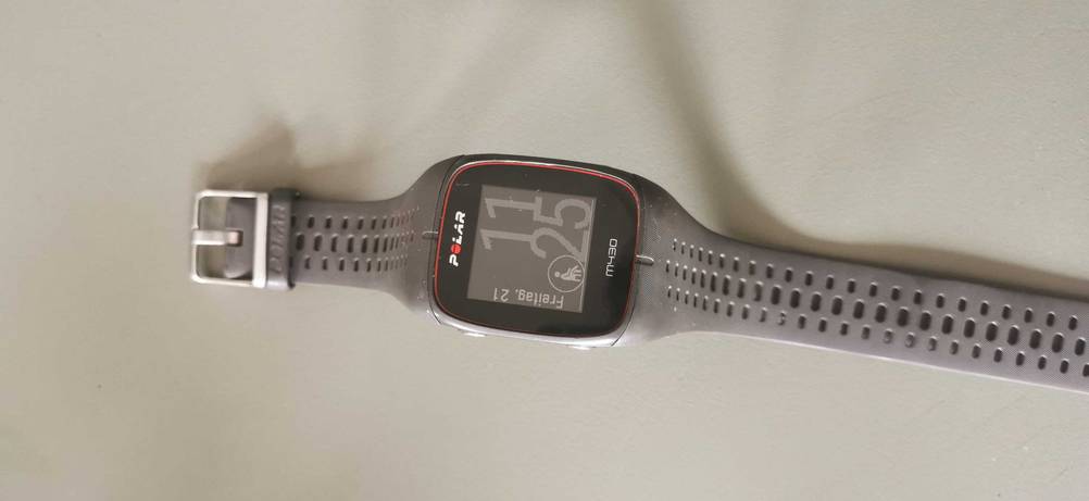 Polar-Fitnessuhr-Test: Polar Fitnessuhr auf Tisch von oben ausgelegt