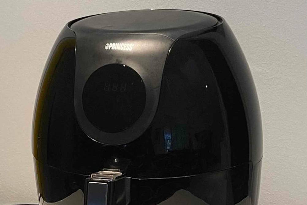 Heißluftfritteuse XXL getestet: Ein Gerät auf heller Oberfläche