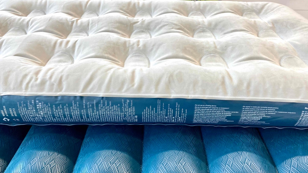 Eine weiß-blaue Luftmatratze in Nahaufnahme. 