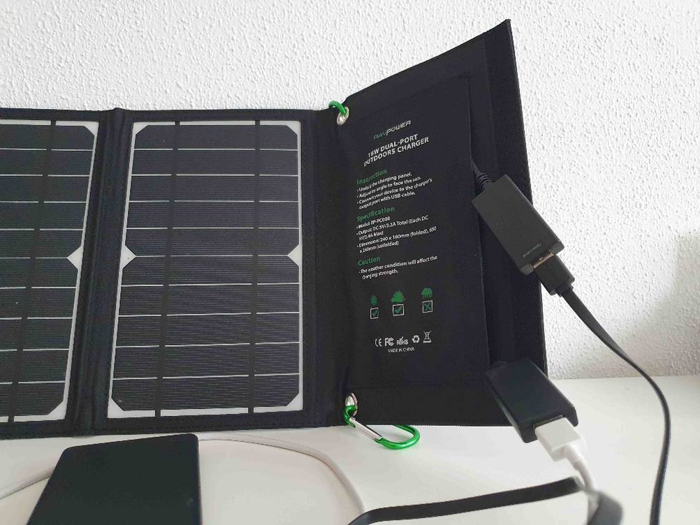 Die zwei Netzstecker der getesteten mobilen-Solaranlage im Fokus.