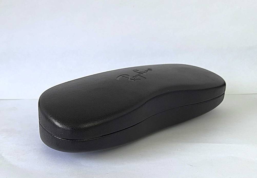 Brillenetui-Test: Ein schwarzes Brillenetui ist auf einer weißen Fläche platziert.