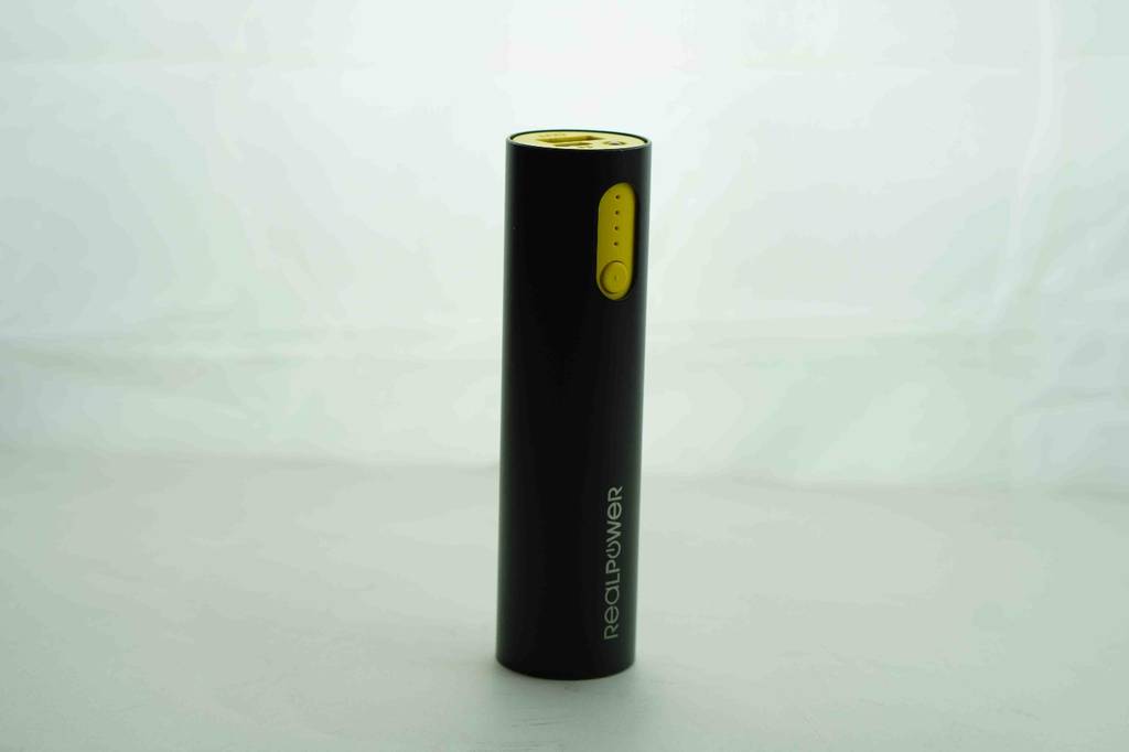 Mini-Powerbank getestet: Das Gerät steht mit Bedienelement nach vorne vor einer hellen Wand