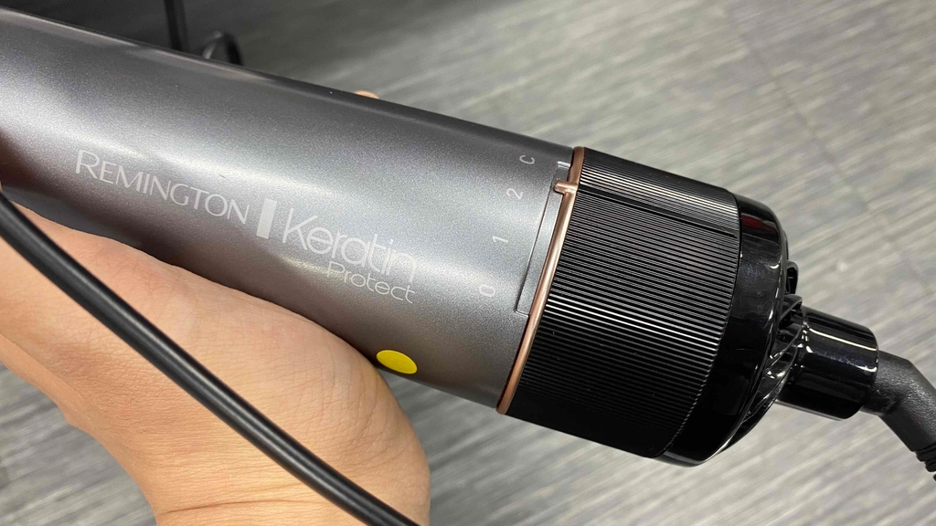 Warmluftbürste mit verschiedenen Hitzeeinstellungen