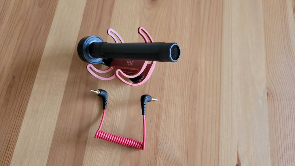 Richtmikrofon-Test: Einzelteile des Rhode Richtmikrofons liegen auf einem Holzboden.