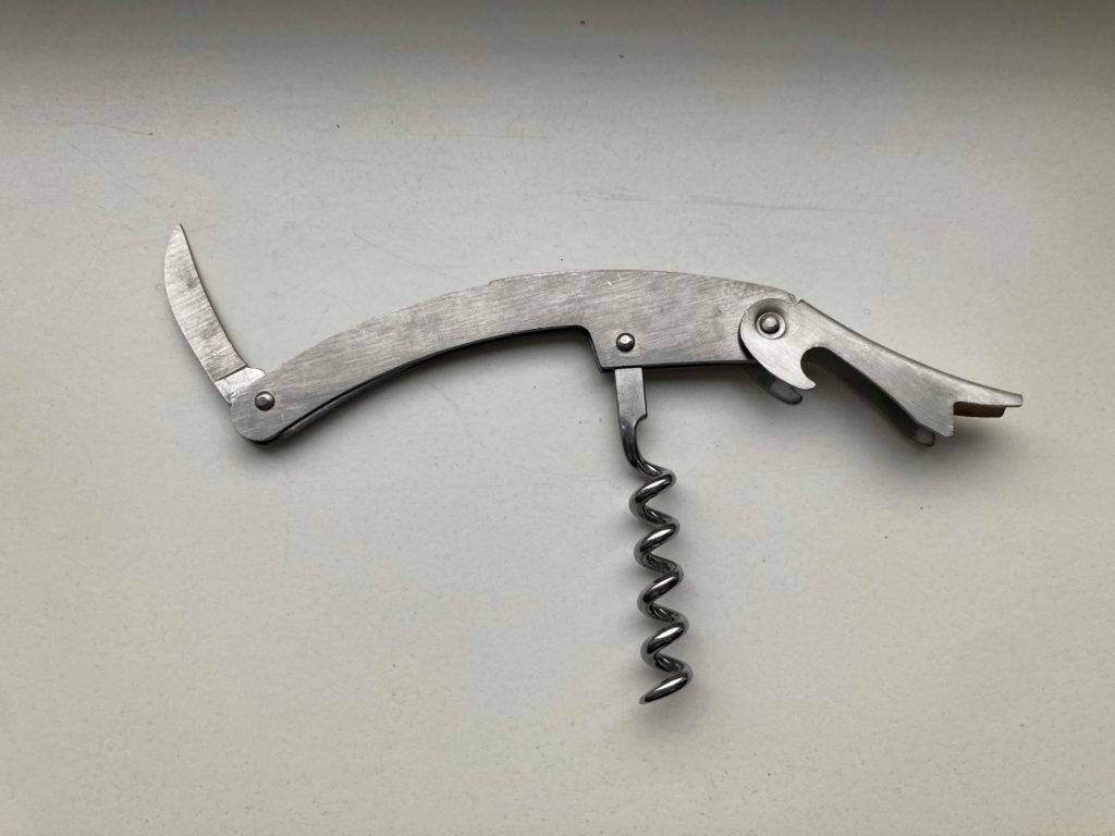 Im Test: Ein aufgeklapptes Kellnermesser auf einer hellen Oberfläche.