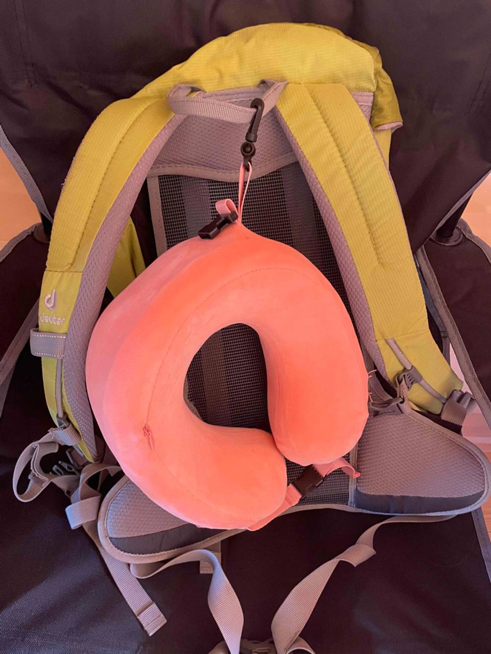 Reisekissen getestet: An einem Rucksack ist das Produkt befestigt.