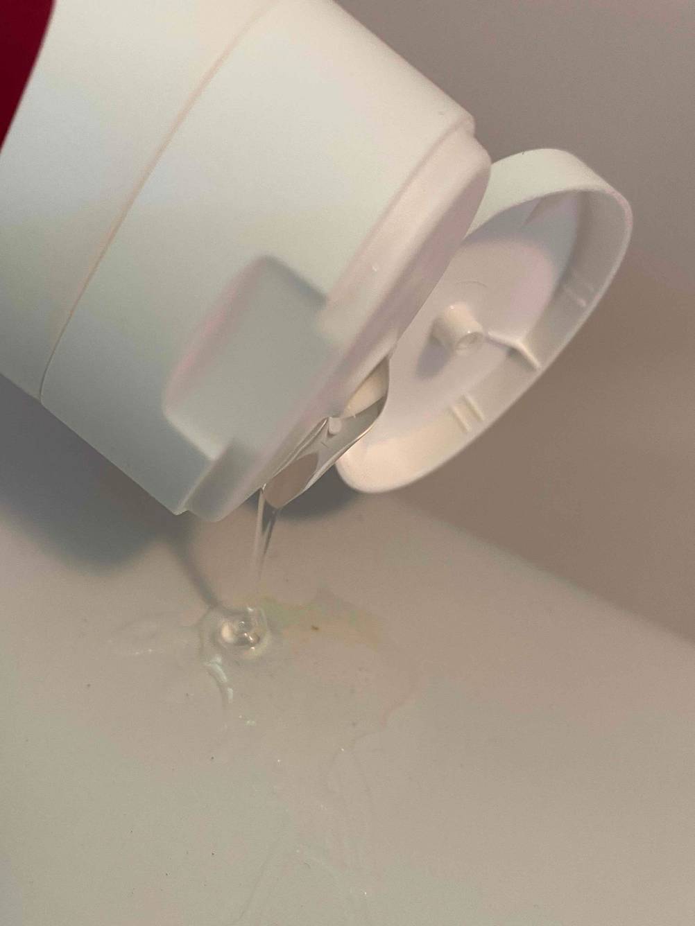Shampoo gegen Haarausfall getestet: Detailaufnahme wie Shampoo aus der Tube läuft.