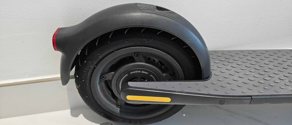 Elektro-Scooter im Test: Nahaufnahme eines Hinterrads.