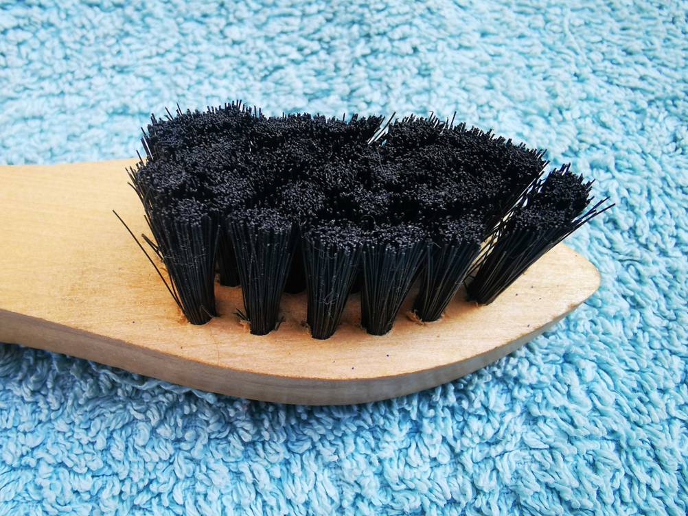 Eine Bürste mit schwarzen Borsten die Teil des getesteten Schuhputzsets ist.