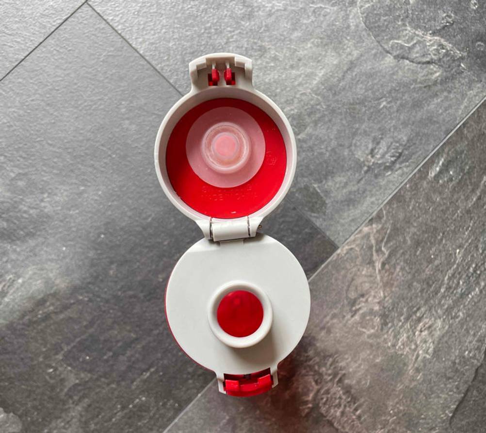 Trinkflasche-Kinder getestet: eine Trinkflasche, mit geöffnetem Deckel von oben ersichtlich.