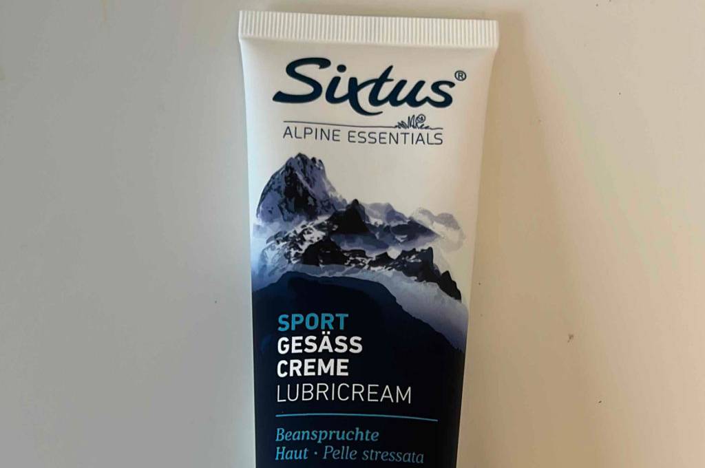 Im Test: Eine Tube Gesäßcreme von oben auf einer hellen Fläche.