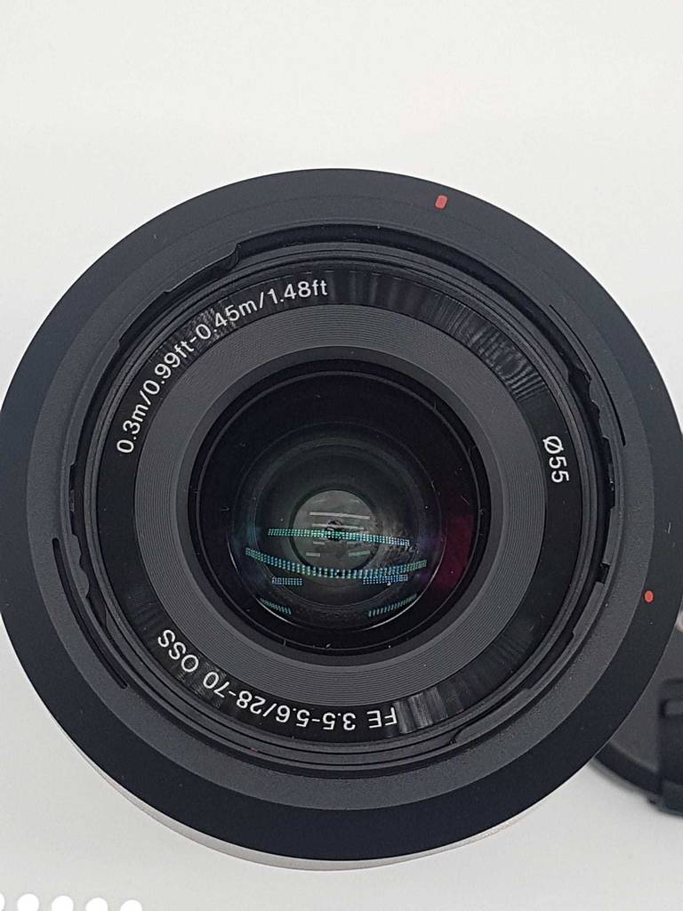 Sony-E-Mount-Objektiv-Test: Linse eines Sony-E-Mount-Objektivs im Fokus.