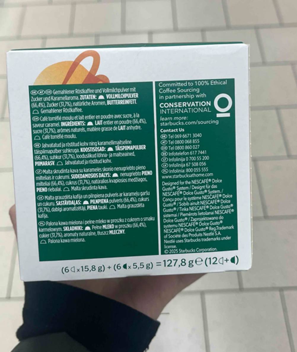 Die Rückseite der Verpackung des getesteten Starbucks-Kaffees mit 12 Kapseln Inhalt wird in der Hand gehalten.