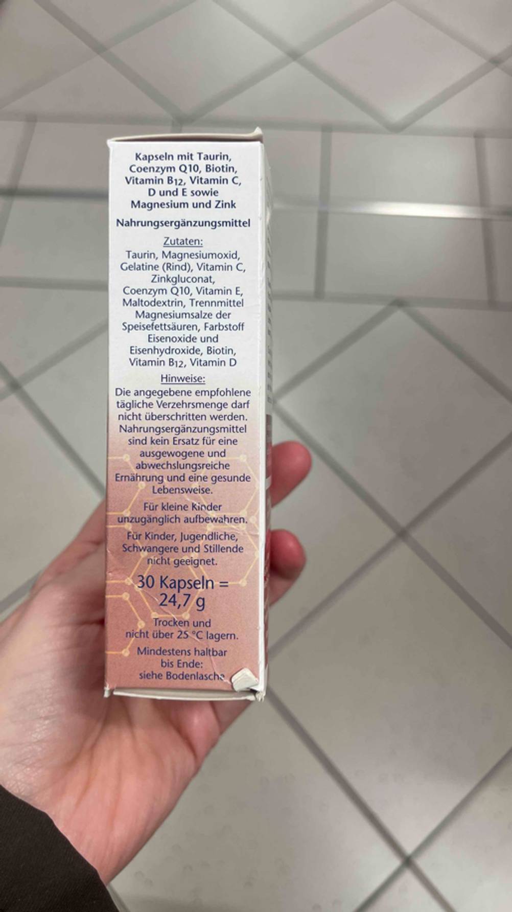 Seitenansicht der Verpackung des getesteten Taurins, mit Zutaten, Hinweisen und Inhalt darauf ersichtlich.