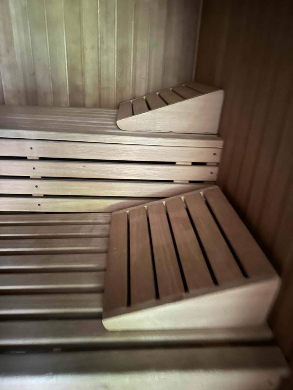 Sauna im Test: Kopferhöhung auf der Bank im Fokus.