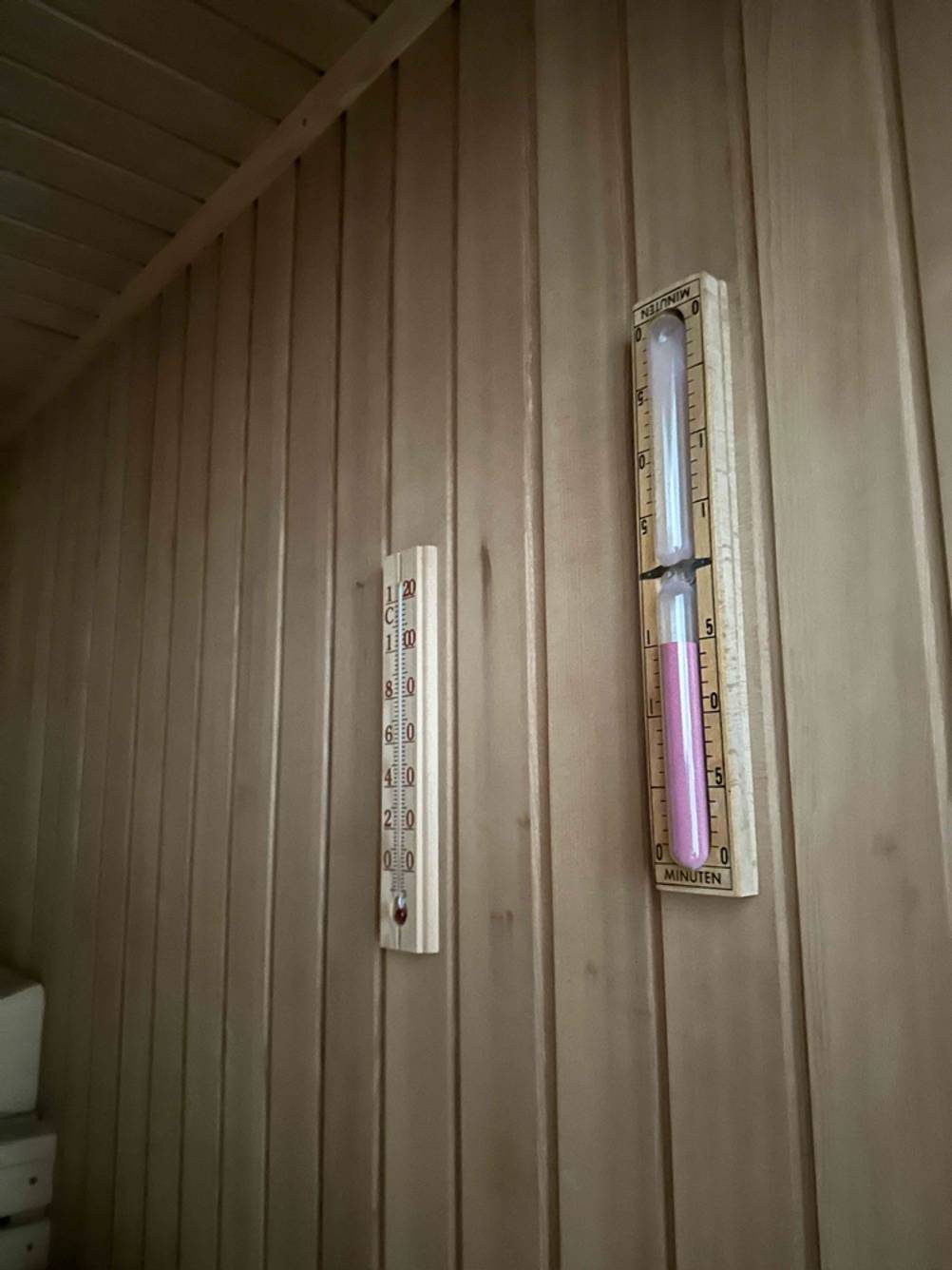 Sanduhr einer getesteten Sauna im Fokus.
