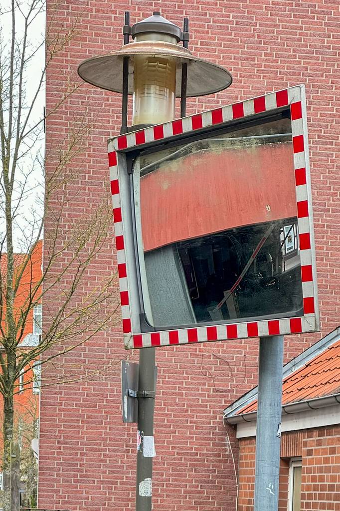 Getestet: Ein Verkehrsspiegel mit Blick auf eine Tiefgaragenausffahrt.
