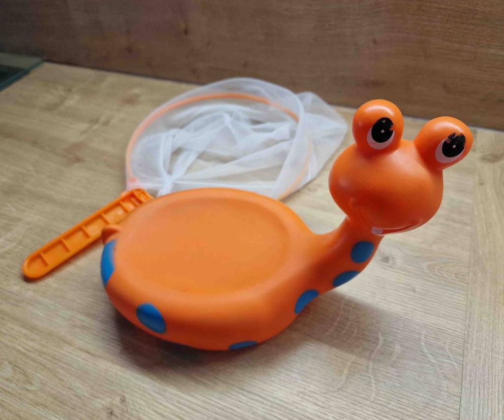 Wasserspielzeug getestet: eine Wasserspielzeug-Schnecke und ein Netz dahinter liegend.
