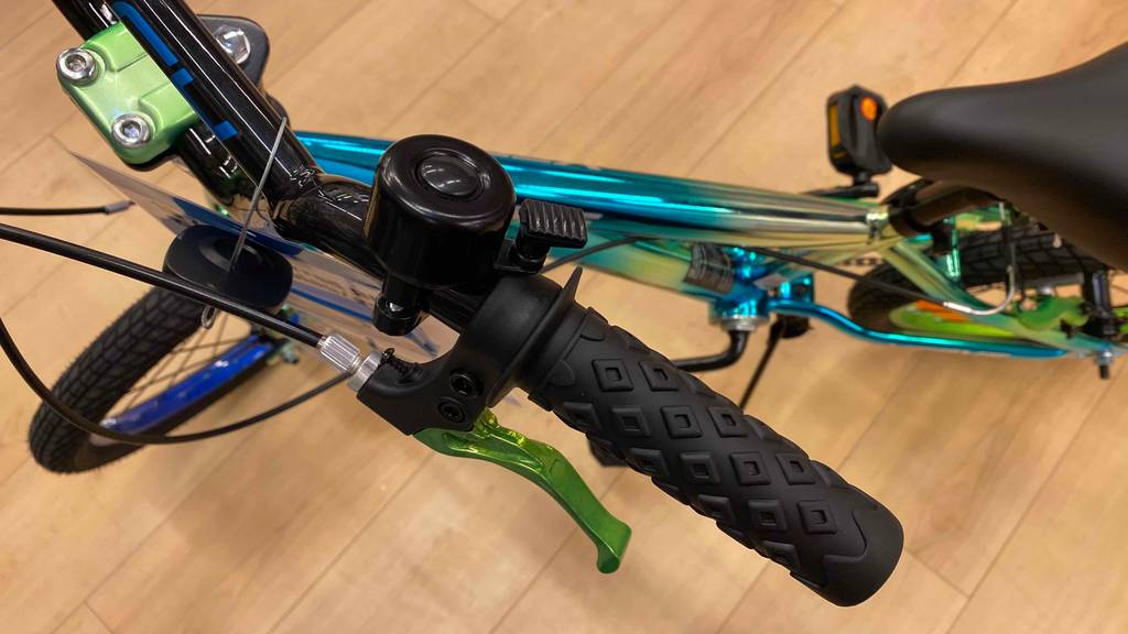Lenker von Kinderfahrrad mit Klingel.