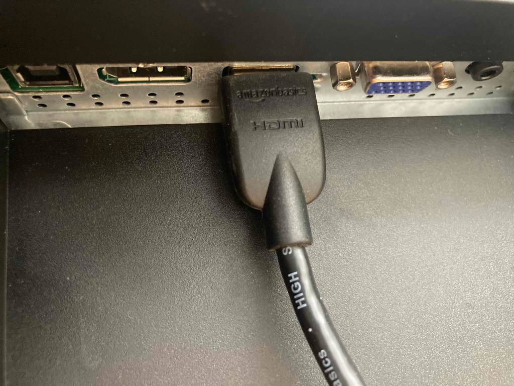 Acer-Monitor getestet: angeschlossenes HDMI-Kabel am Monitor in Nahaufnahme.