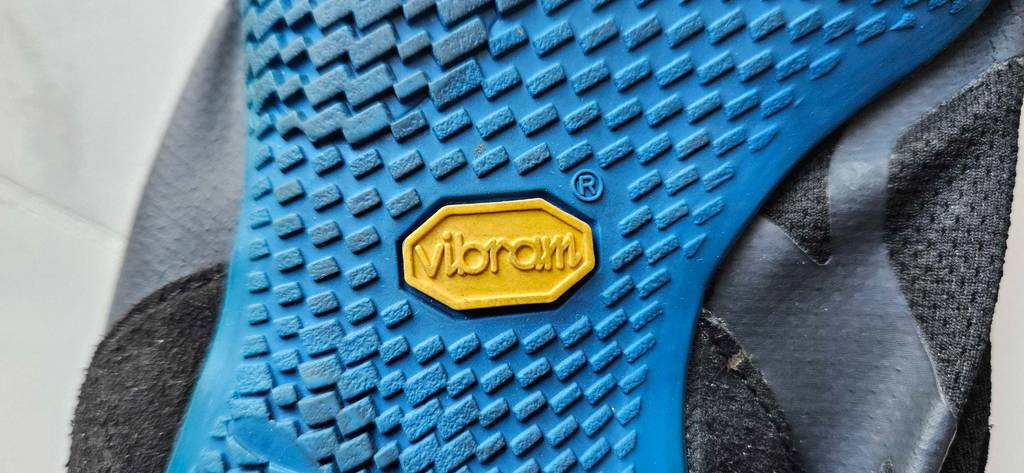 Detailaufnahme des Logos der Zehenschuhe im Test.