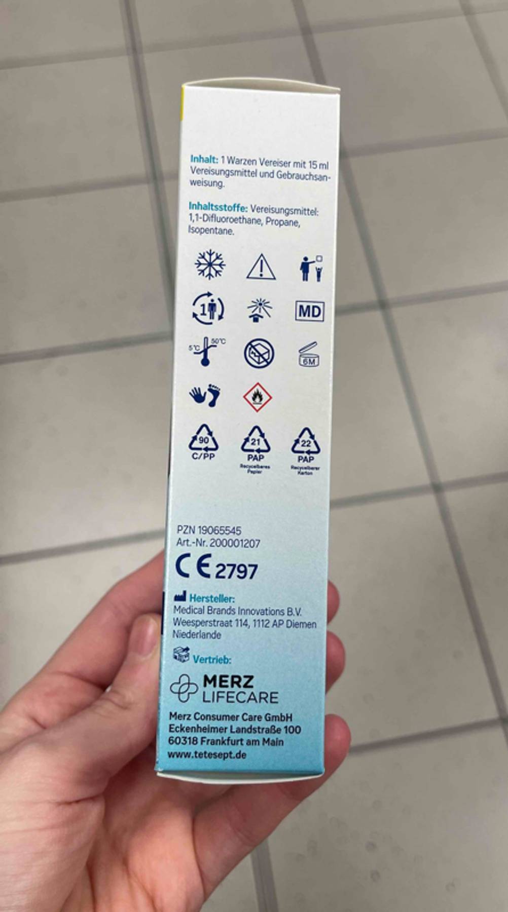 Verschiedene Applikationen und die Zutatenliste auf der Verpackung des getesteten Warzenvereisers.