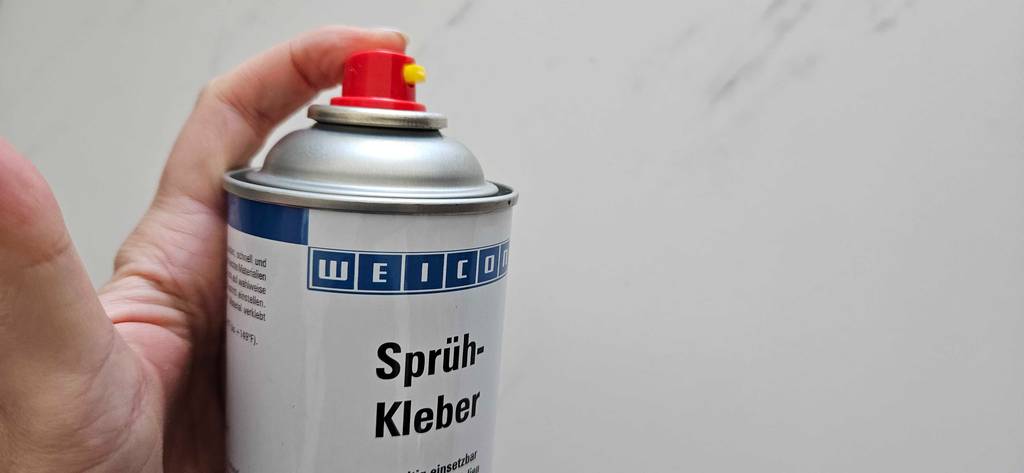 Im Test: Eine Hand in Nahaufnahme drückt auf die Sprühdüse.