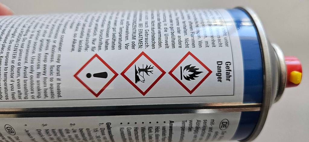 Im Test: Nahaufnahme der Infografiken auf einer Dose Sprühkleber.