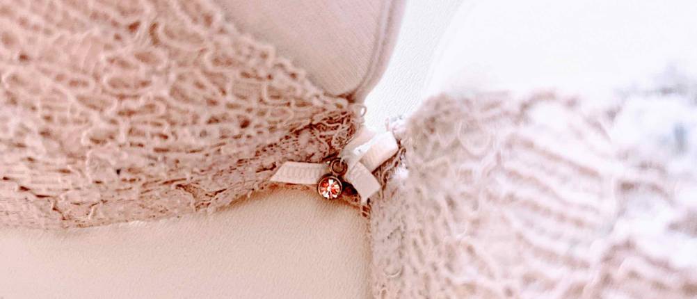 Dirndl-BH im Test: Ein Dirndl-BH in Nahaufnahme zeigt kleine Schleifchen mit Strasssteinchen.