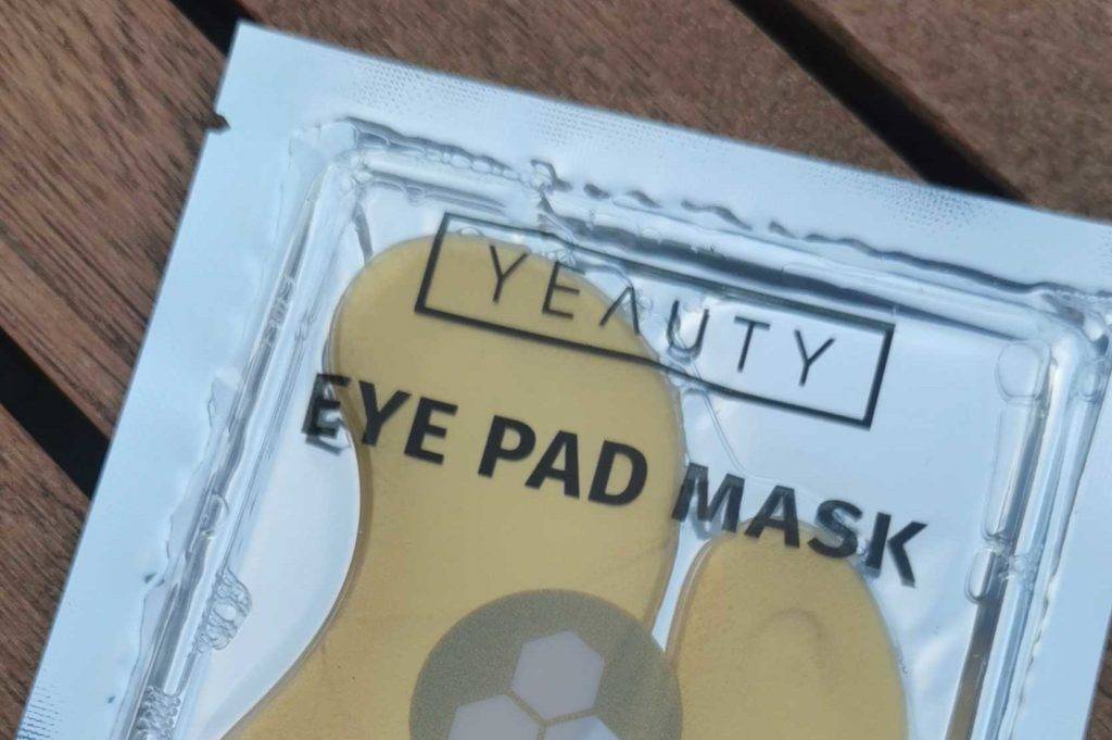 Augenpads auf einem Tisch.