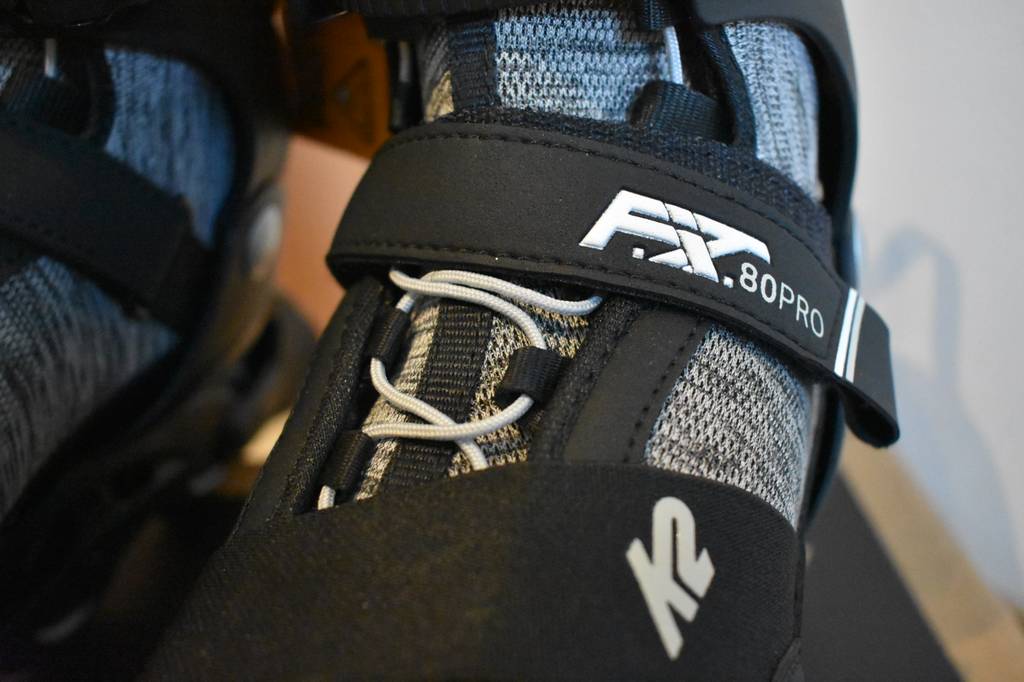 Closeup eines schwarzen Inline-Skate Schuhs.