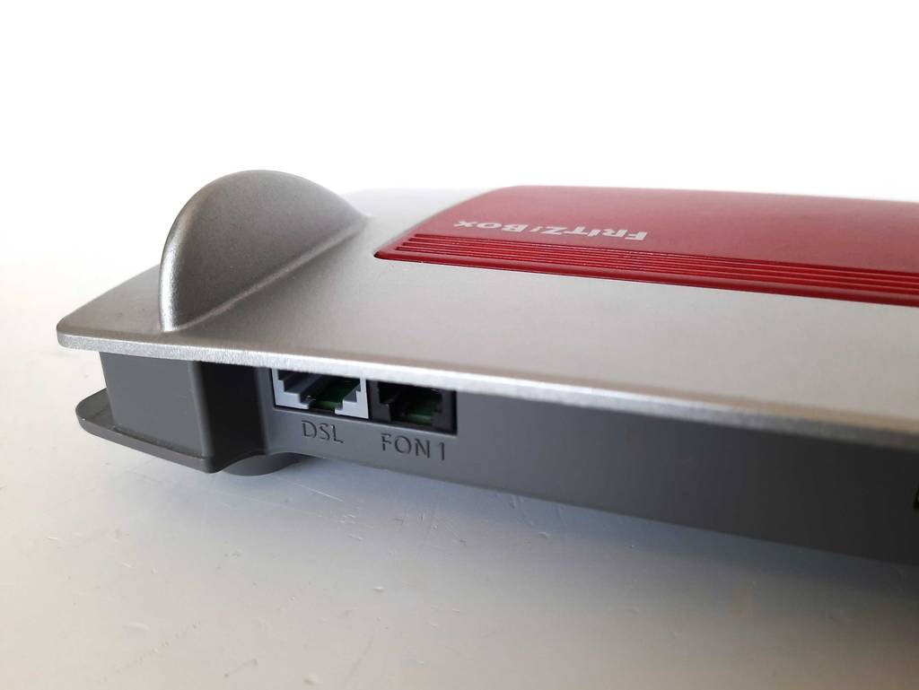 Fritzbox im Test: zwei Anschlüsse einer Fritzbox in Nahaufnahme.