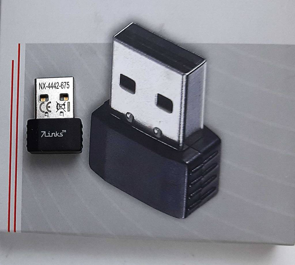 Der 7Links-Mini-WLAN-Stick mit 5 GHzliegt auf der Packung mit einer fotografischen Darstellung des Sticks.