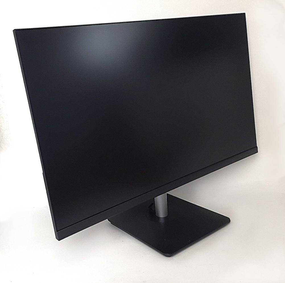 Der ausgeschaltete Acer-Monitor mit 27 Zoll, der getestet wurde, ist vor einem weißen Hintergrund platziert.